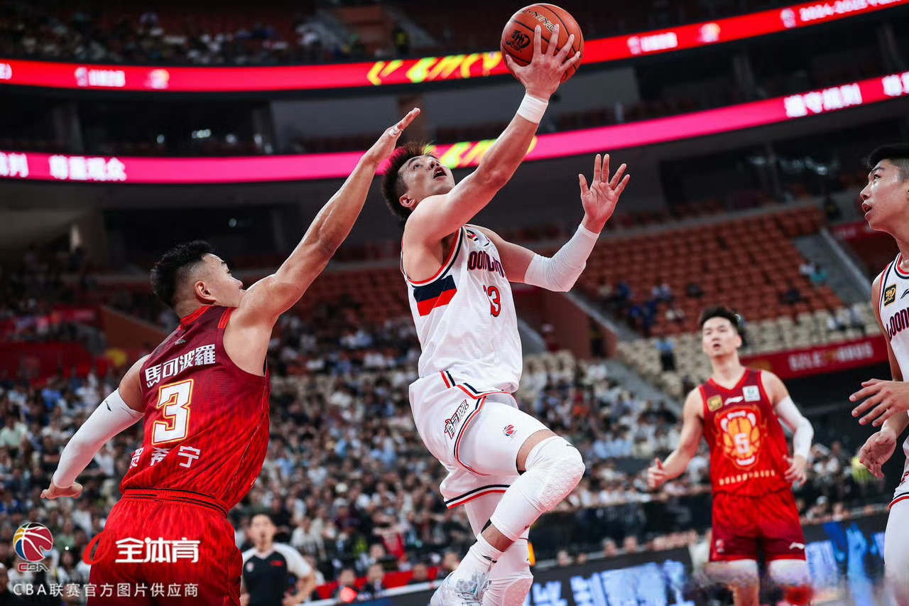 开云官网-青岛队鏖战福建队，郭艾伦高光表现