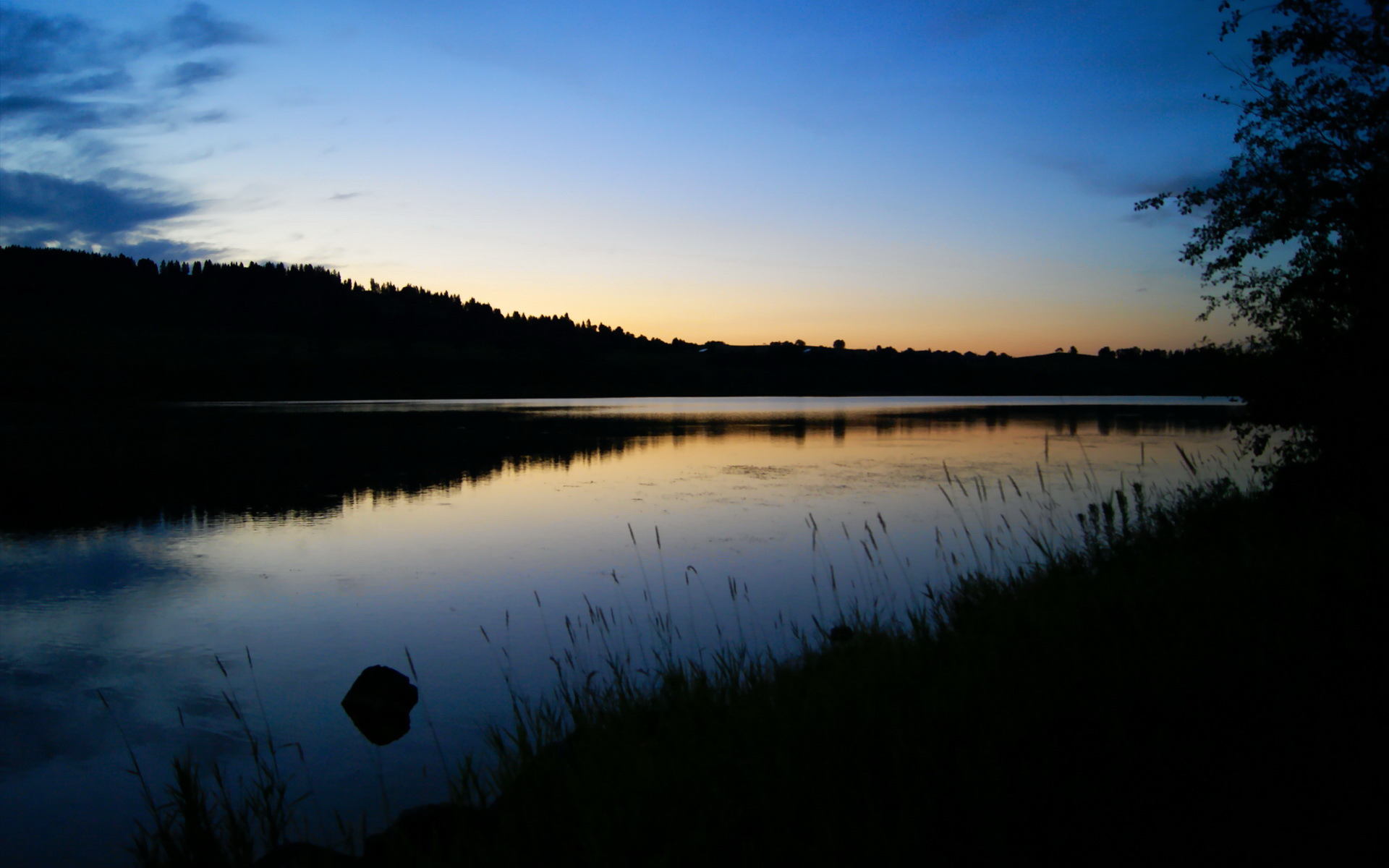 绿茵场与赛车场，当希腊碾压哥伦比亚，阿劳霍在巴林用速度与意志接管比赛
